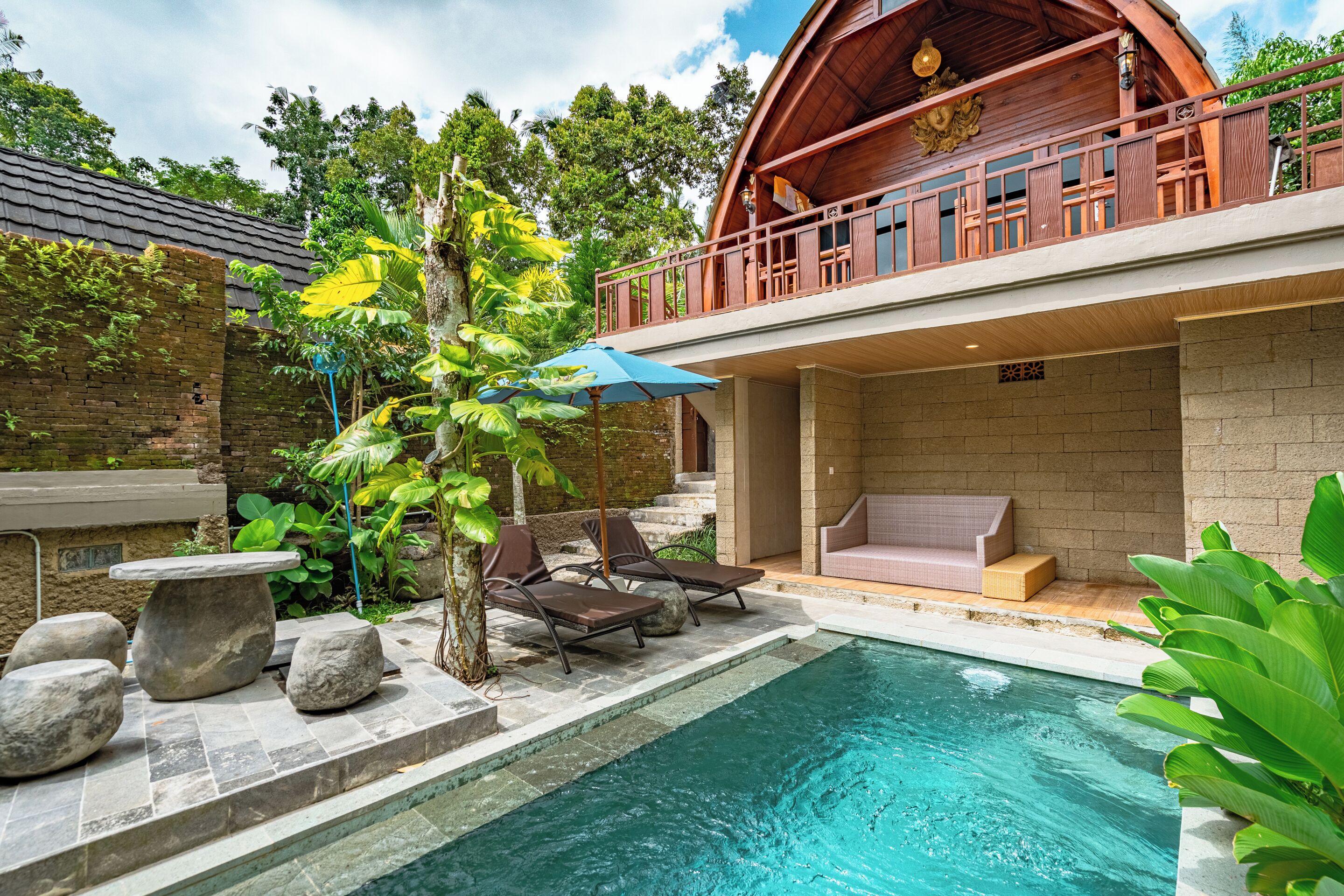 3 piscines intérieures