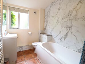 Ein Badezimmer mit Toilette, Waschbecken und Badewanne.