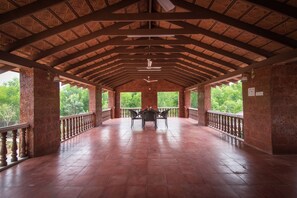 Outdoor dining - Balkatmane Heritage Spa Resort Udupi (Kundapur)