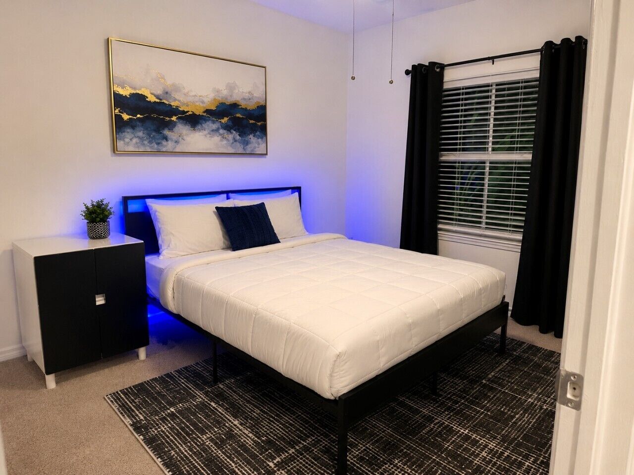 Desk, iron/ironing board, WiFi, bed sheets