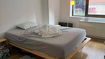 2 bedrooms, internet, bed sheets