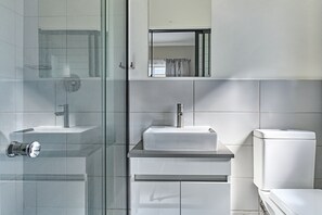 Bathroom - Lovely 1-bedroom apartment in Midrand perfect for your gateaway (Midrand)