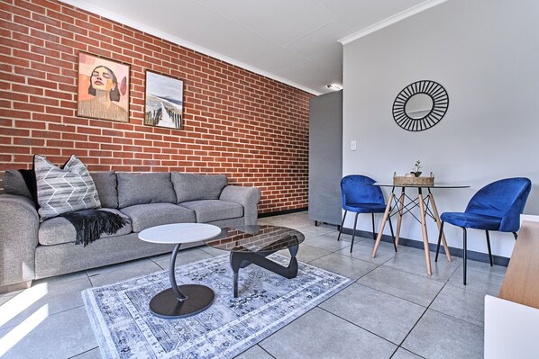 Living area - Lovely 1-bedroom apartment in Midrand perfect for your gateaway (Midrand)