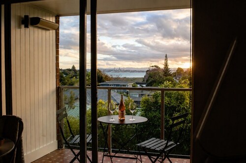 Walk to Beach | Sky Tower & Ocean Sunset Views | ✨Sage & Sea by Homello✨