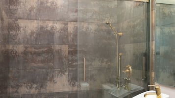 Een haardroger, handdoeken, toiletpapier
