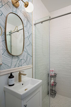 Hair dryer, towels, toilet paper - Enjoyable studio with AC in vibrant Los Angeles neighborhood (Los Angeles)