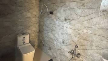 Deluxe Double Room | Bathroom | Shower, towels, soap, shampoo