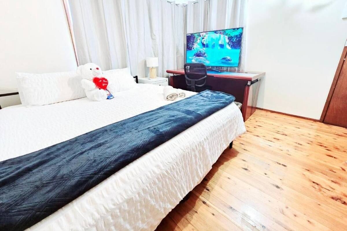 Economy Triple Room | Meja, seterika/papan seterika, Wi-fi percuma 