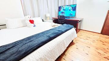 Economy Triple Room | Desk, iron/ironing board, free WiFi