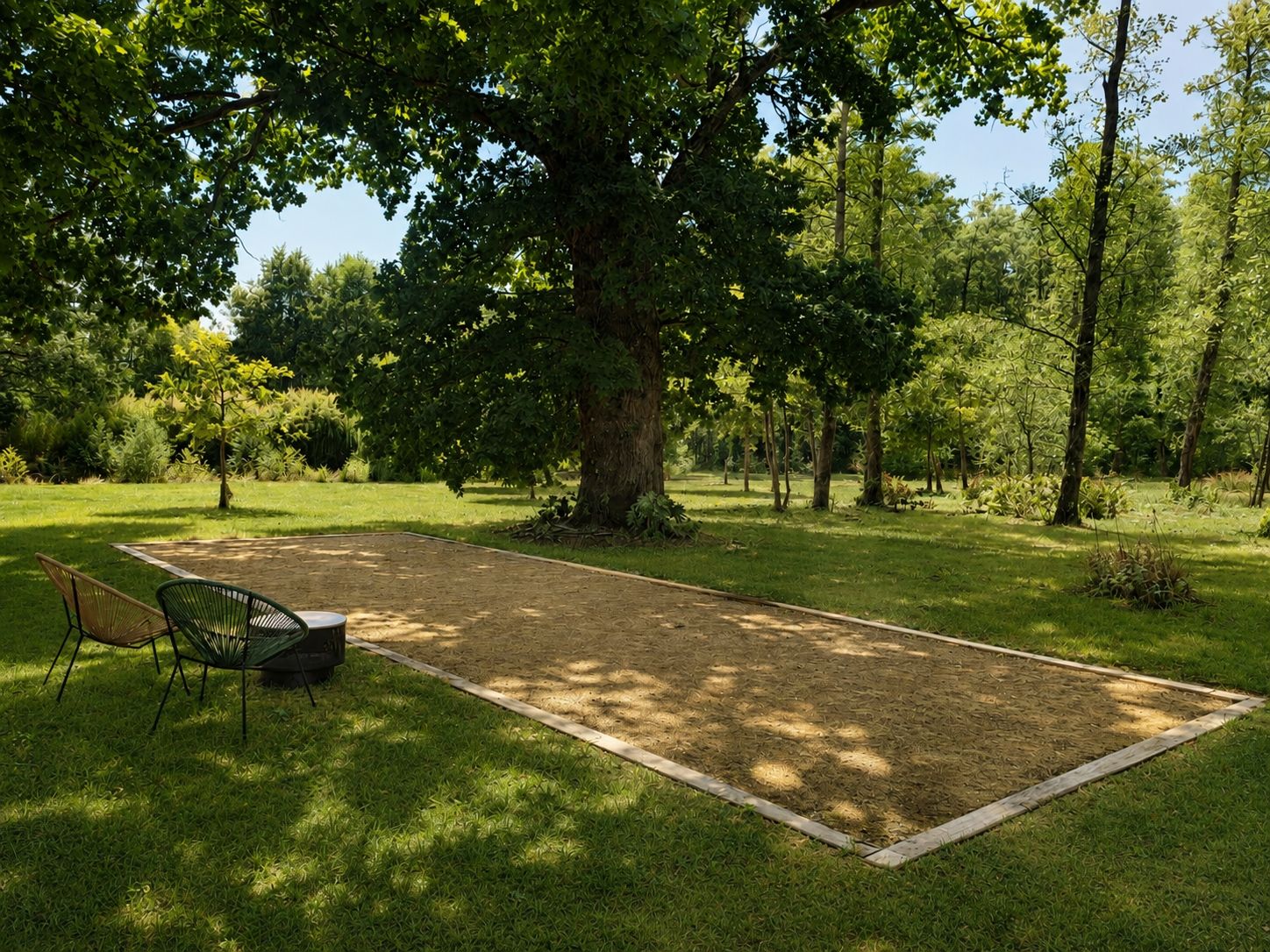 Zona exterior amb un terraç de fusta rectangular, envoltat d'herba i arbres.