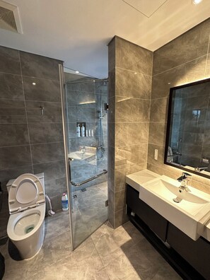 Hair dryer, towels, soap, toilet paper - Cozy studio in Sapphire Ha Long with Sun Wheel view (Hồng Gai)