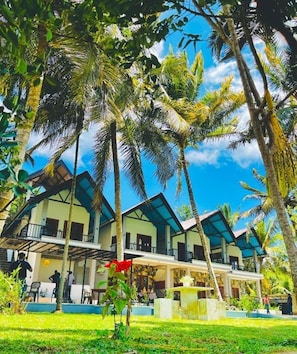 Um resort com edifícios de vários andares, área externa coberta e vegetação tropical exuberante.