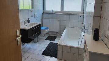 Haartrockner, Handtücher, Toilettenpapier