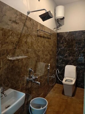 A bathroom with a shower, toilet, and sink. - Shreesree Homestay (Tiruvannamalai)