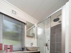 Shower, hair dryer - Ocean Edge Leisure Park - Holiday Accommodation 1317 (Morecambe)