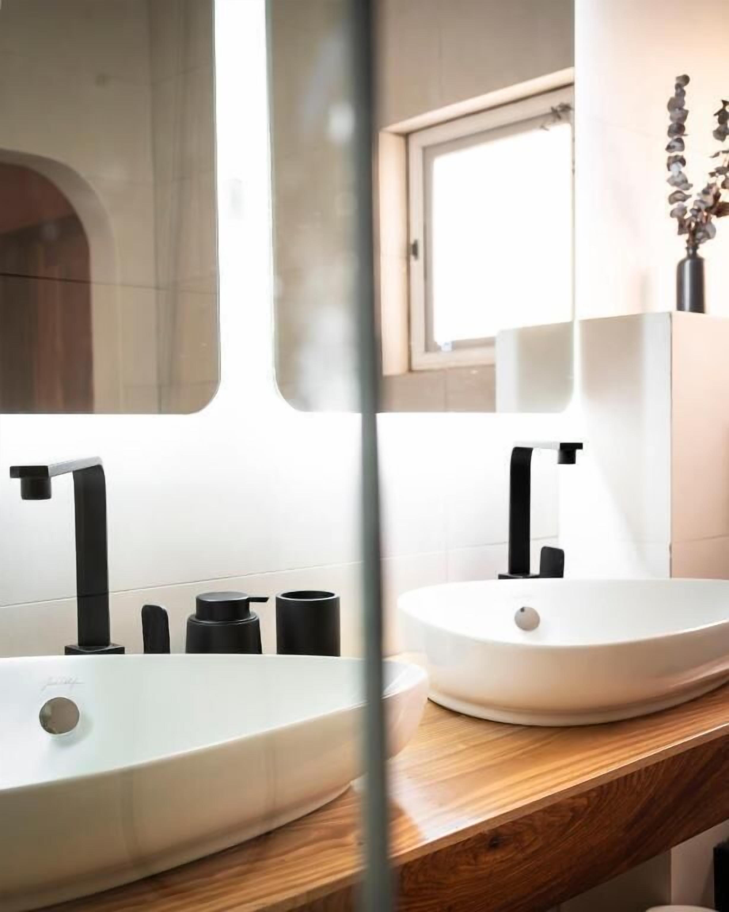 Luxury Double Room, Balcony, Garden View | Bathroom