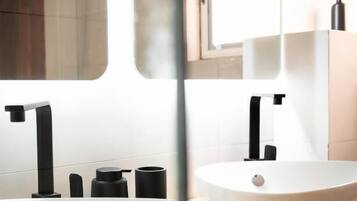 Luxury Double Room, Balcony, Garden View | Bathroom