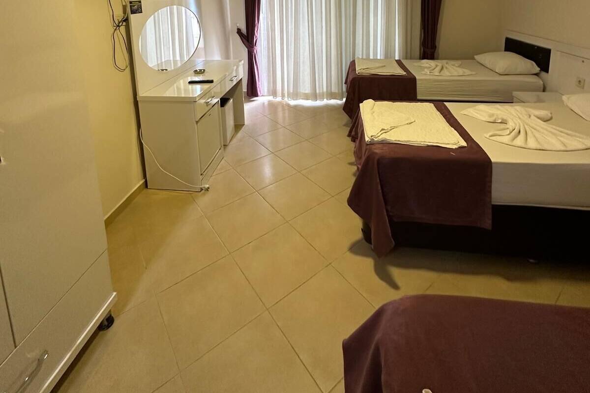 Classic Quadruple Room, Balcony | Meja, ruang kerja komputer riba, Wi-fi percuma 