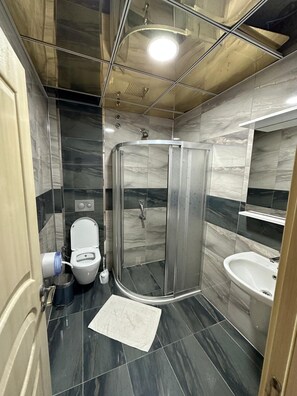 Chambre Quadruple Classique, balcon | Salle de bain | Douche, sèche-cheveux, serviettes fournies, savon