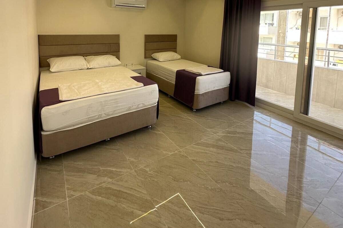 Deluxe Triple Room, Balcony | Meja, ruang kerja komputer riba, Wi-fi percuma 