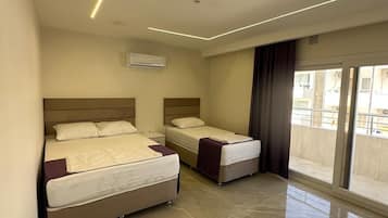 Deluxe-Dreibettzimmer, Balkon | Schreibtisch, laptopgeeigneter Arbeitsplatz, kostenloses WLAN