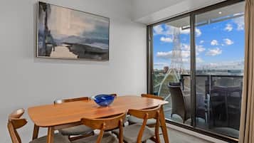Deluxe Apartment, Balcony, City View | In-room dining