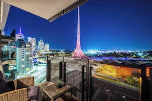 Apartamento luxo, sacada, vista para a cidade | Vista do quarto