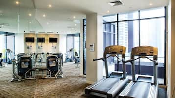 Departamento Deluxe, balcón, vista a la ciudad | Sala de fitness