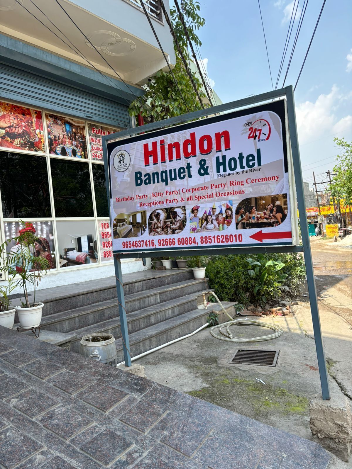 Une enseigne pour le Hindon Banquet & Hotel, faisant la publicité de divers services pour l’organisation d’événements.