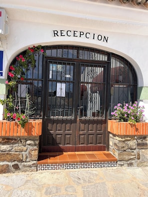 Exterior detail - Hotel Apolo XI (Tarifa)