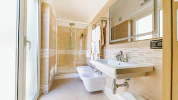 Douche, sèche-cheveux, bidet, serviettes fournies