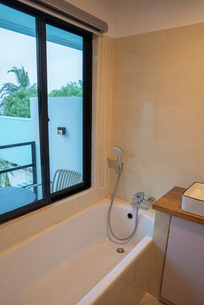 Quarto casal ou duplo luxo, vista para o mar | Banheiro | Secador de cabelo, toalhas de banho, sabonete, shampoo