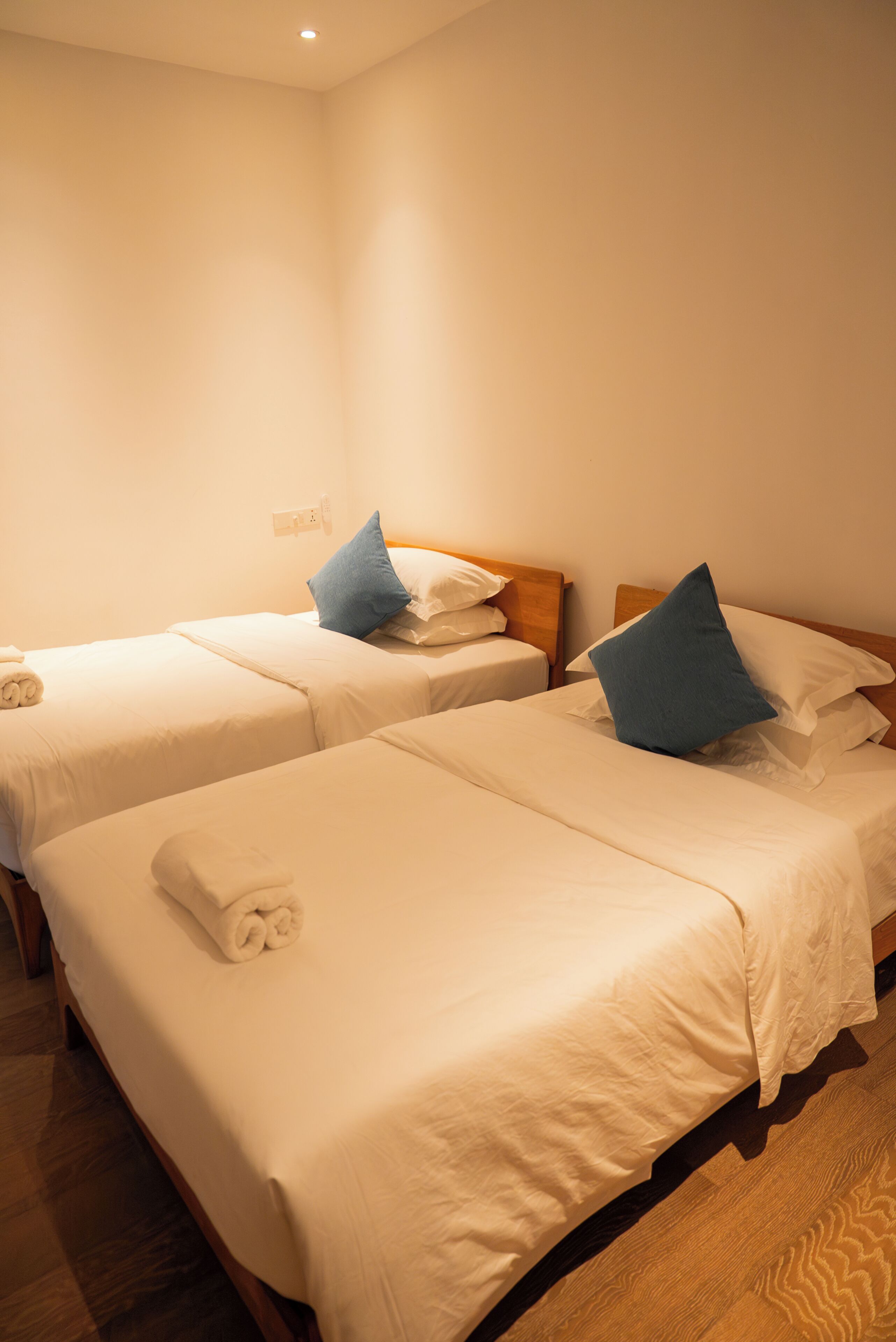 Quarto casal econômico | Cofres nos quartos, cortinas blackout, Wi-Fi de cortesia