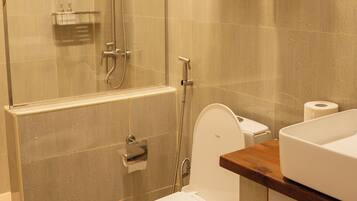 Economy Double Room | Bathroom | Hair dryer, towels, soap, shampoo