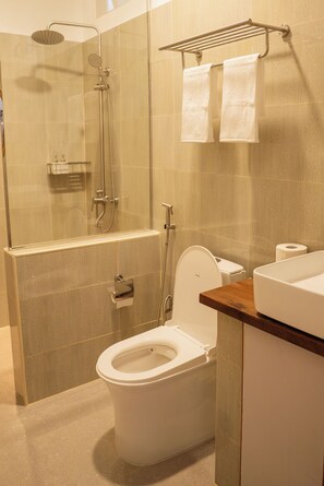 A modern bathroom with a glass-enclosed shower, a toilet, and a sink. - Arena Blanca (Rasdhoo)