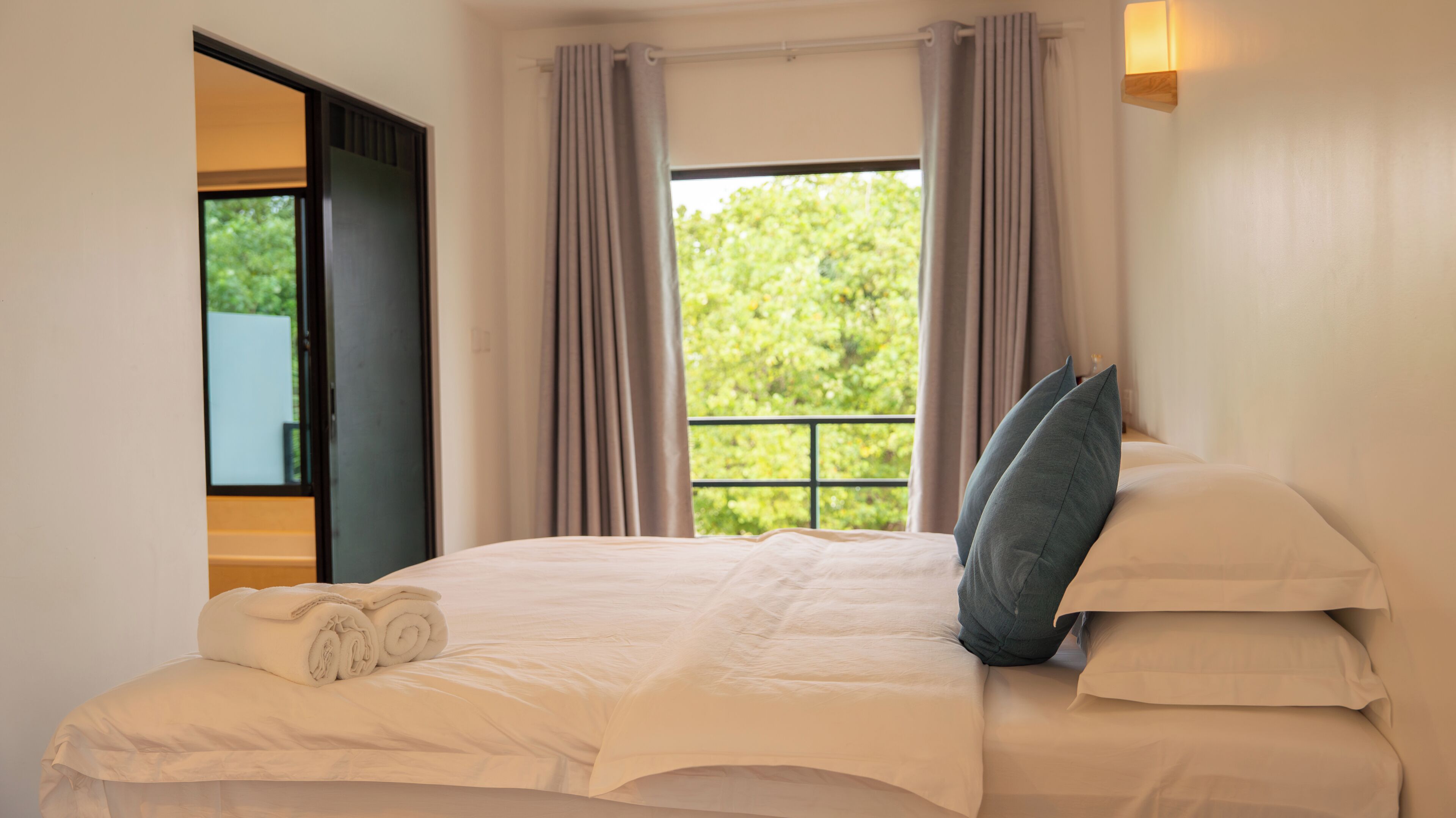 Quarto casal ou duplo luxo, vista para o mar | Cofres nos quartos, cortinas blackout, Wi-Fi de cortesia