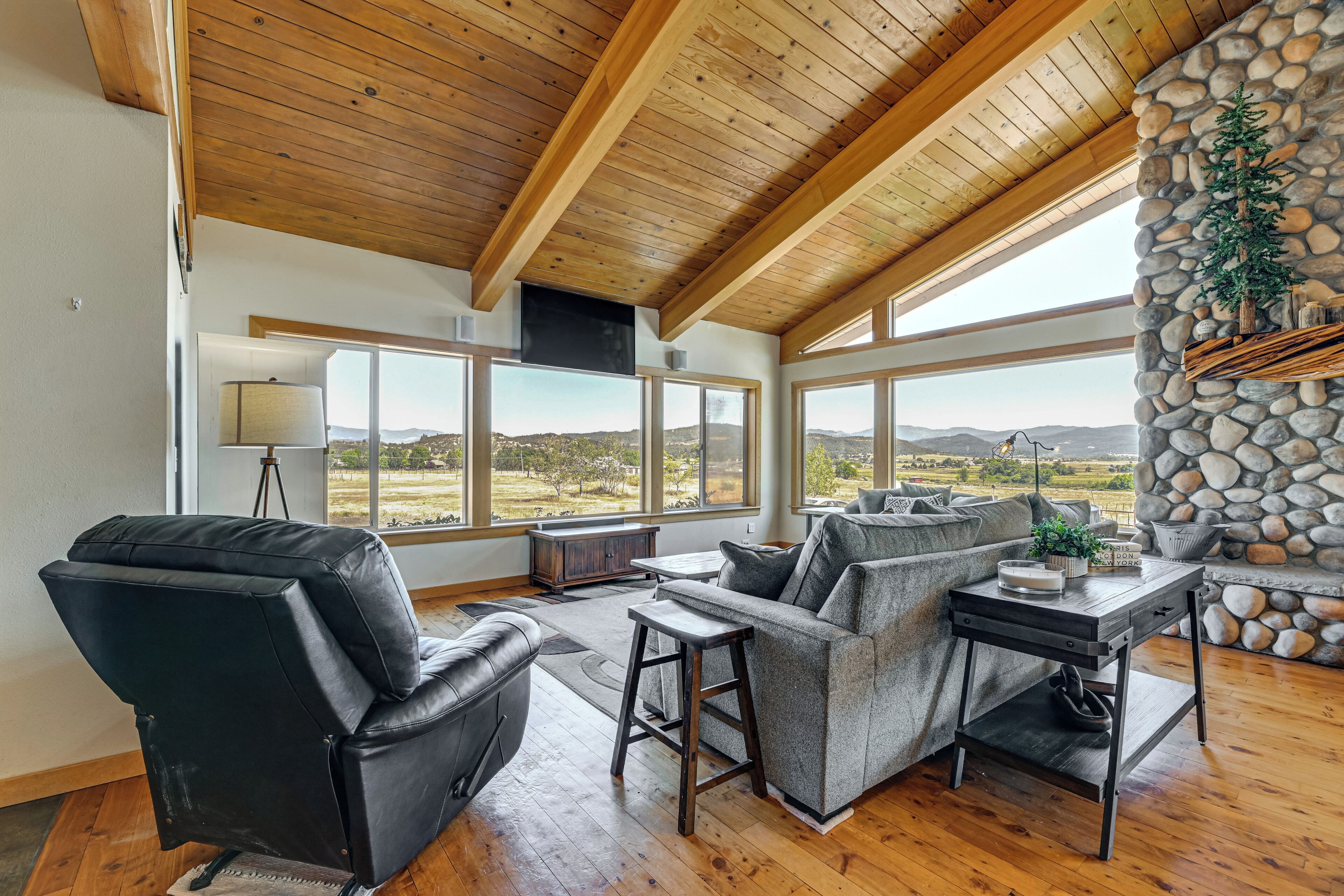 Private Mtn-view Pool! Rogue River Valley Escape - Eagle Point, OR