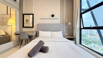 Departamento, 2 habitaciones, vista a la ciudad | Edredón, escritorio, tabla de planchar con plancha y wifi gratis