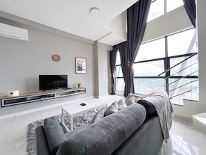 Deluxe-Maisonette, 2 Schlafzimmer | Wohnbereich | 43-Zoll-LED-Fernseher mit Digitalempfang