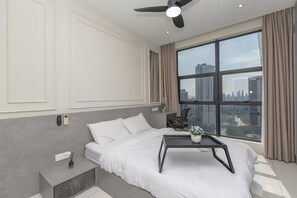 Apartment, 2 Bedrooms, City View | Gebar bulu kapas, meja, seterika/papan seterika, Wi-fi percuma 