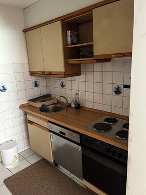 A kitchen with a dishwasher, stove, and sink. - First floor apartment 3 bedrooms rural location (Malente)