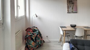A room with a window, a desk, a chair, a lamp, and a bag. - Apparently T2 45 m2, Vallières district  (Clermont-Ferrand)