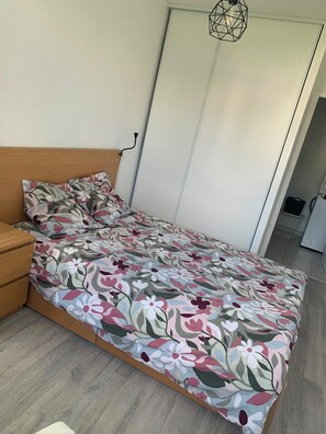 1 dormitori, planxa i posts de planxar, wifi gratuïta i roba de llit 