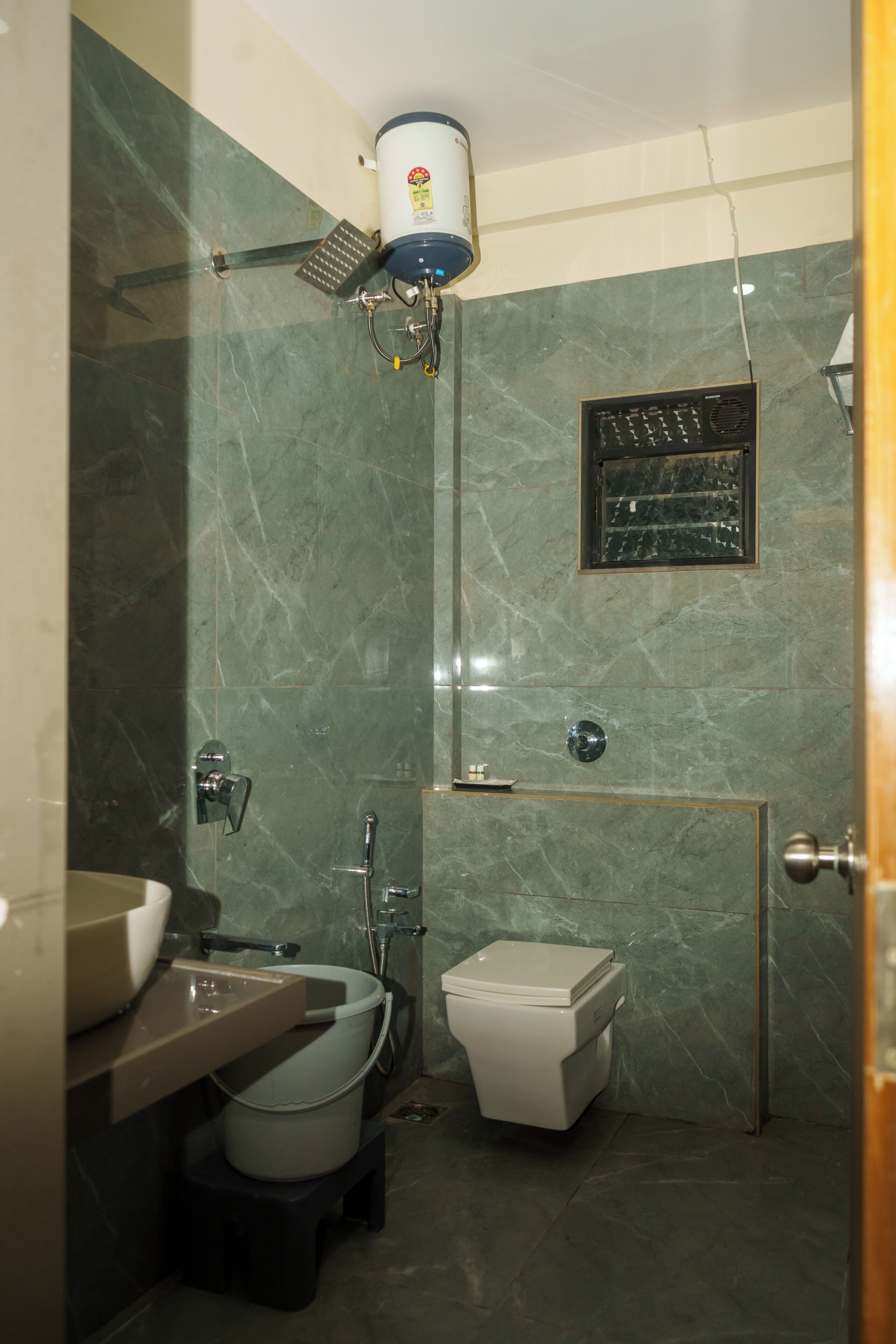 Regadera, toallas, jabón, shampoo 