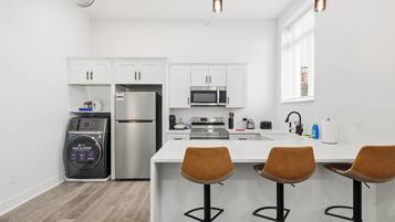 Réfrigérateur, micro-ondes, plaque de cuisson, lave-vaisselle