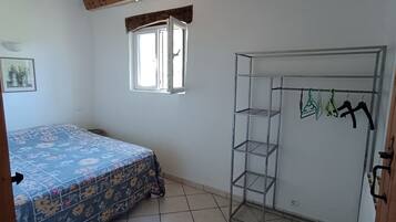 1 habitación, tabla de planchar con plancha y ropa de cama