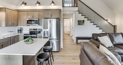 Boat & Fish on Cow Creek! Brand-New Pierre Home