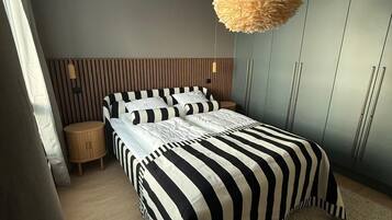 Apartamento superior, 3 quartos, vista para o pátio | Escrivaninha, espaço de trabalho para notebook