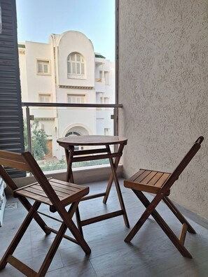 Outdoor dining - Charming Hammamet Apartment with Pool Access & Beach Proximity (Hammamet Sud)
