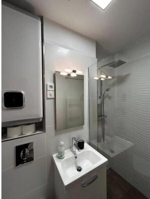 Douche, sèche-cheveux, serviettes fournies, papier toilette
